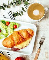 買1個起司牛肉可頌+1個肉桂捲優惠價140元