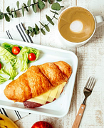 買1個起司牛肉可頌+1個肉桂捲優惠價140元